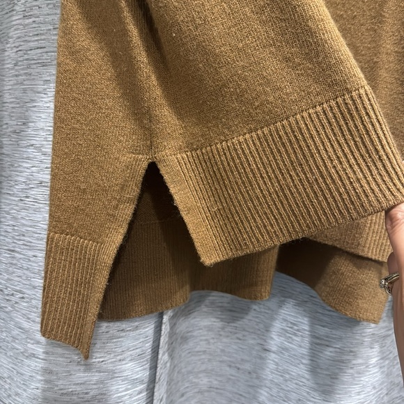 🚨2/$10‼️Banana Republic Sweater - Picture 2 of 7